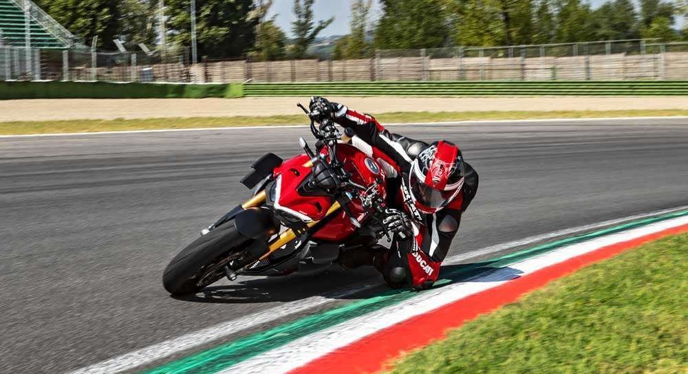 Ducati Streetfighter V4 en una pista de carreras