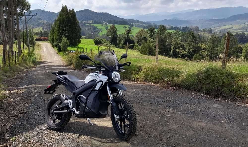 moto zero dsr en un entorno rural