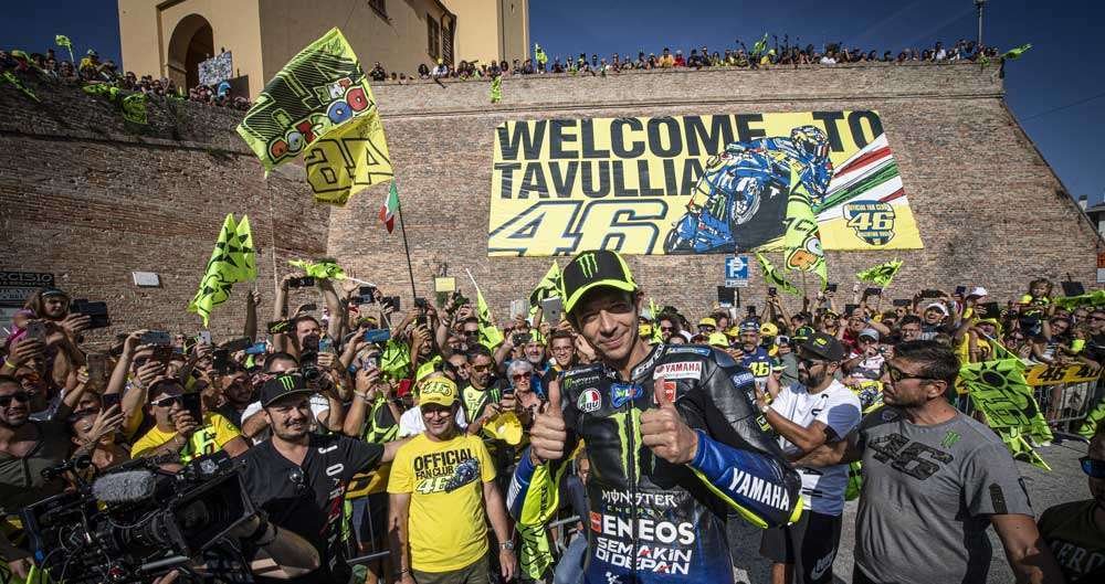 Valentino Rossi en Tavullia con sus fans