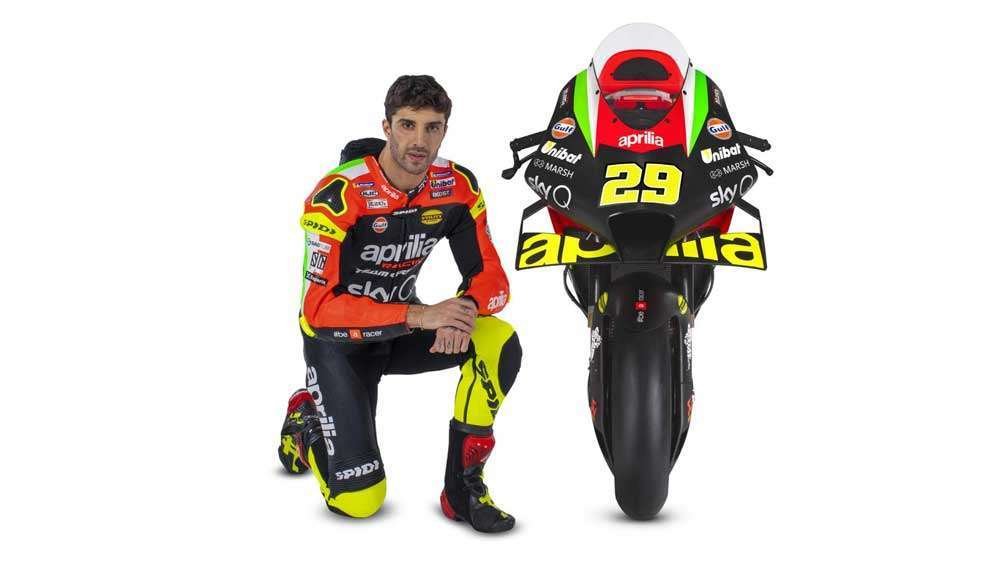 Andrea Iannone posa junto a la Aprilia 2019