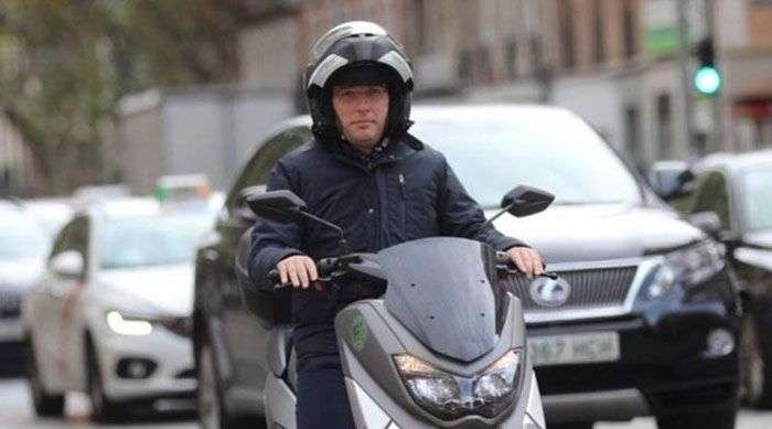 Alcalde de madrid en su moto