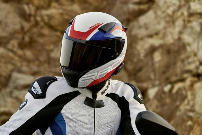 piloto de motos con su traje y casco BMW