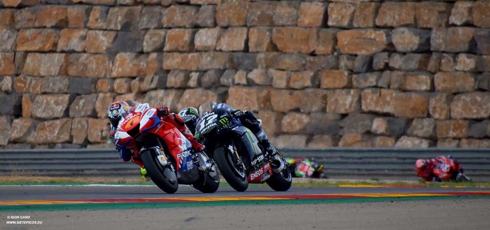 Miller en la carrera de motogp en aragón 2019, por delante de viñales