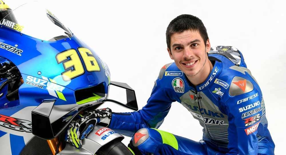 Joan Mir junto a su motoGP de suzuki