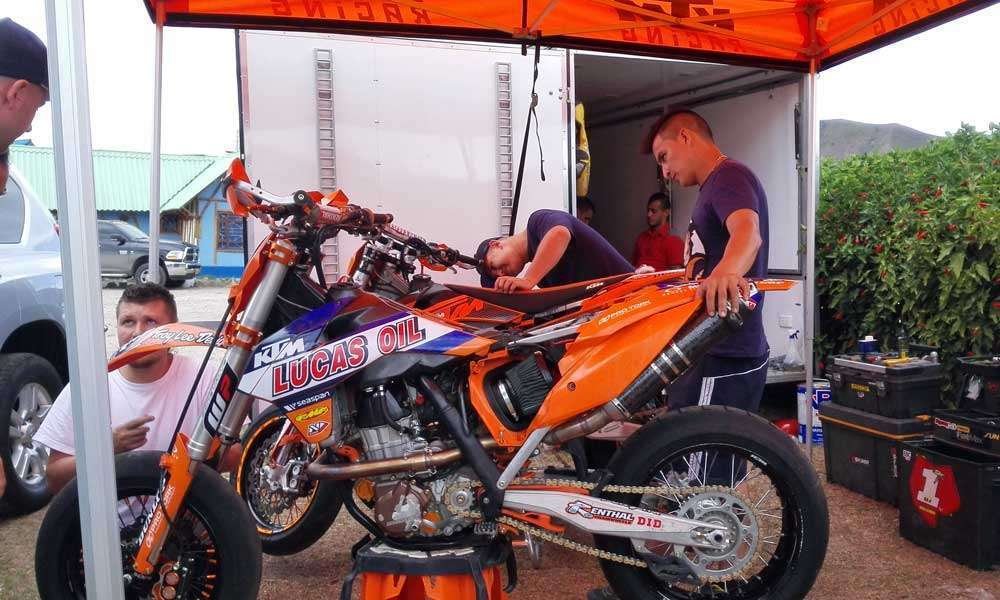 Moto de carreras en alistamiento