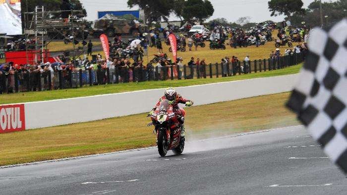 Bautista comienza el mundial con triplete