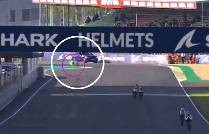 Un carro invade la pista en la P1 de Moto3