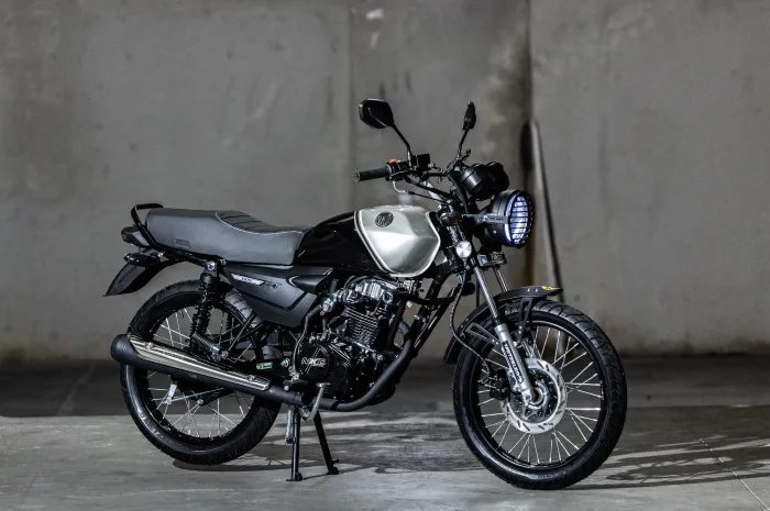 Con la EX75 AKT Celebra