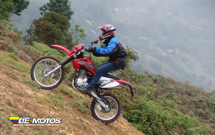 AKT AK235R prueba de manejo