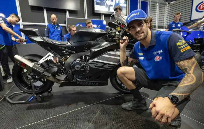 Manzi y la Yamaha R9